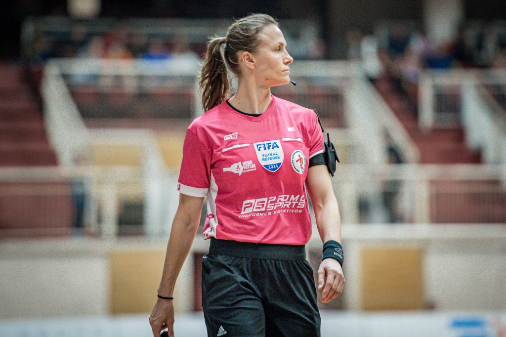 Árbitra de futsal blumenauense é indicada a prêmio de Melhor do Mundo pela Futsal&nbsp;Planet.