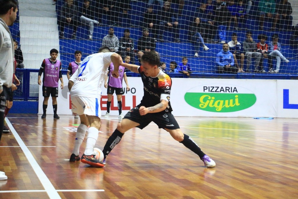 Com dois gols de Gamarra, Blumenau Futsal perde&nbsp;novamente